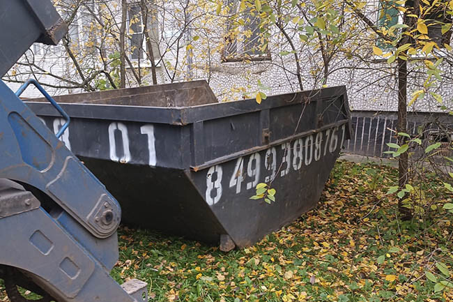 Контейнер 8 кубов возле панельного дома в Пушкино готов к заполнению мусором
