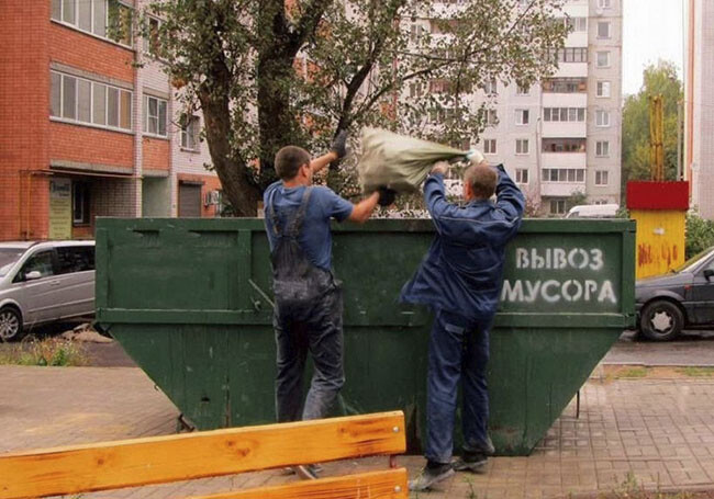 Рабочие выбрасывают мусор в контейнер 8 м3