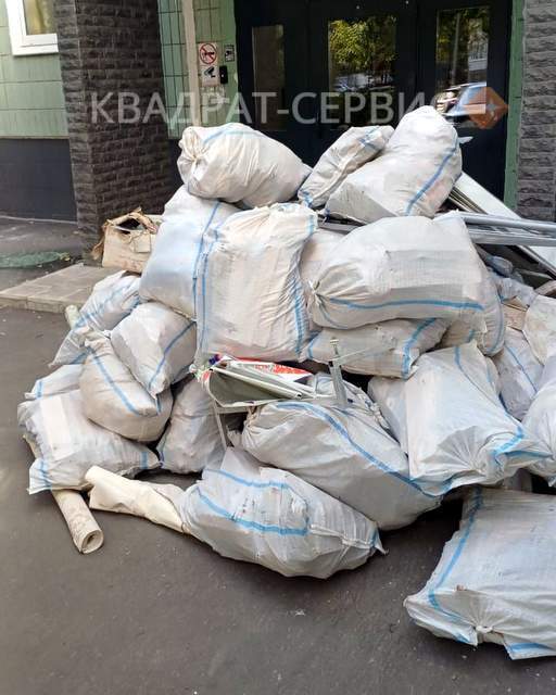 Строительные отходы в квартире после демонтажа в Коммунарке