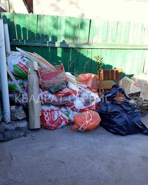 Бытовой мусор на дачном участке (СНТ в районе Лобни)