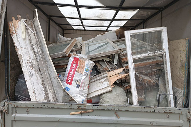 Окна, загруженные в кузов Газели, для вывоза на мусор