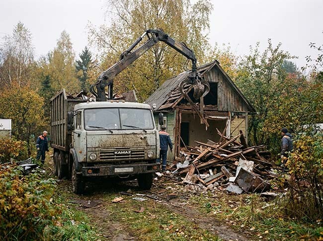 Ломовоз демонтирует постройку на участке в Подмосковье
