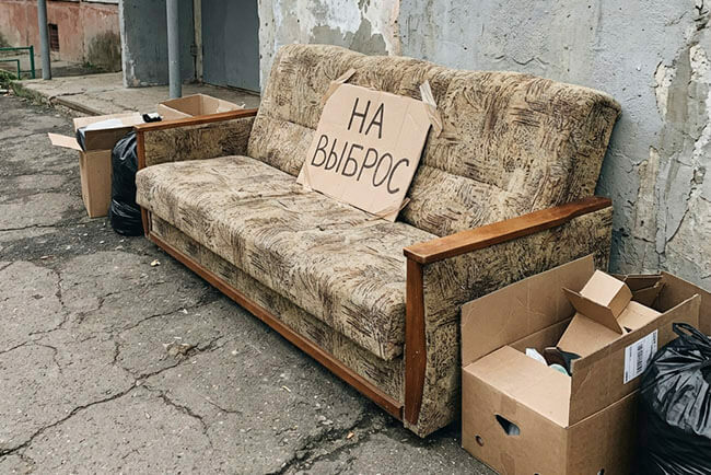 Диван на выброс Диван на выброс, подготовленный к вывозу