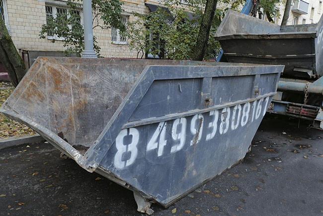 Бункер 8 м3 готов к загрузке мусора на улице в Москве