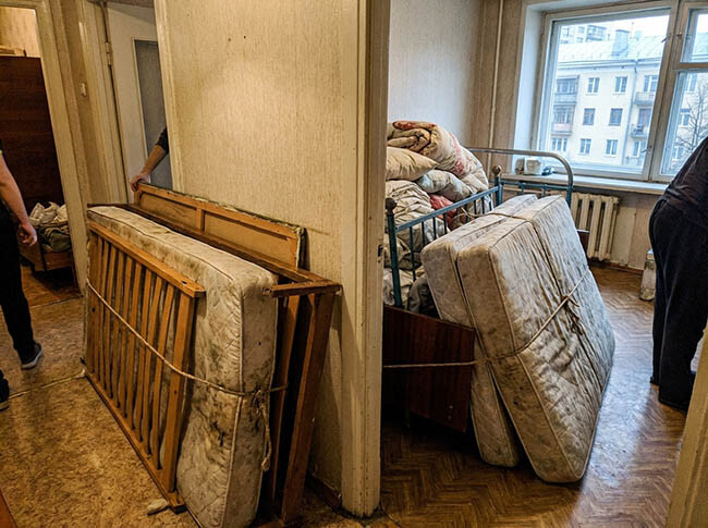Старые кровати и матрасы под утилизацию