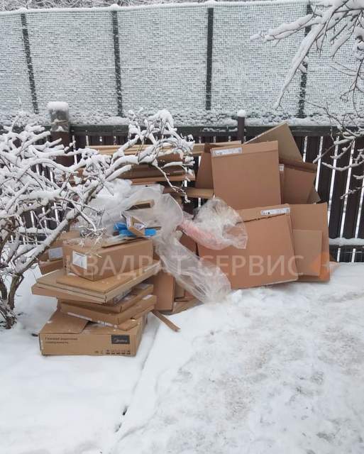Бытовой мусор на участке в СНТ в районе Акулово