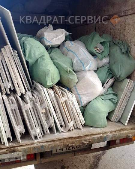 Вывоз старой мебели машиной типа Газель из жилого дома