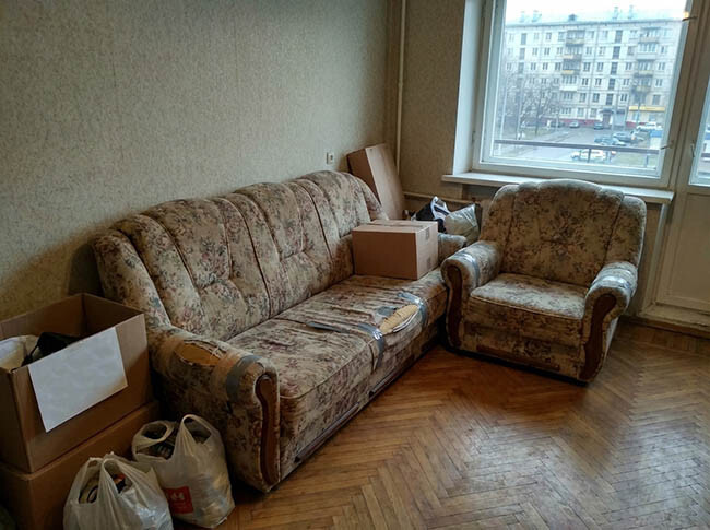 Старые диваны и кресла к вывозу из квартиры