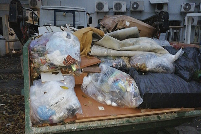 Авто с контейнером для вывоза мусора