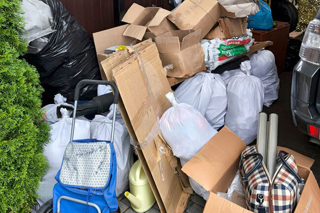 Бытовой мусор рядом с частным домом