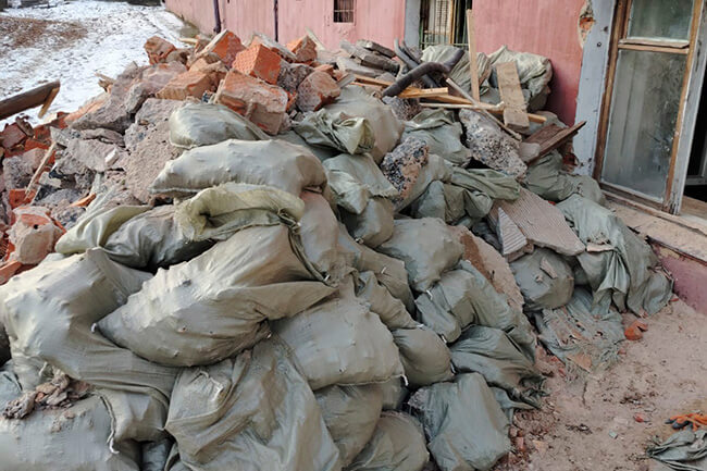 Строительный мусор возле дома