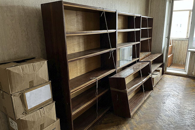 Книжные полки на выброс, подготовленные к вывозу