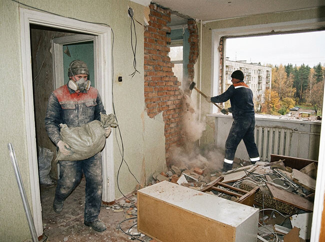 рабочие проводят демонтаж квартиры в Подмосковье