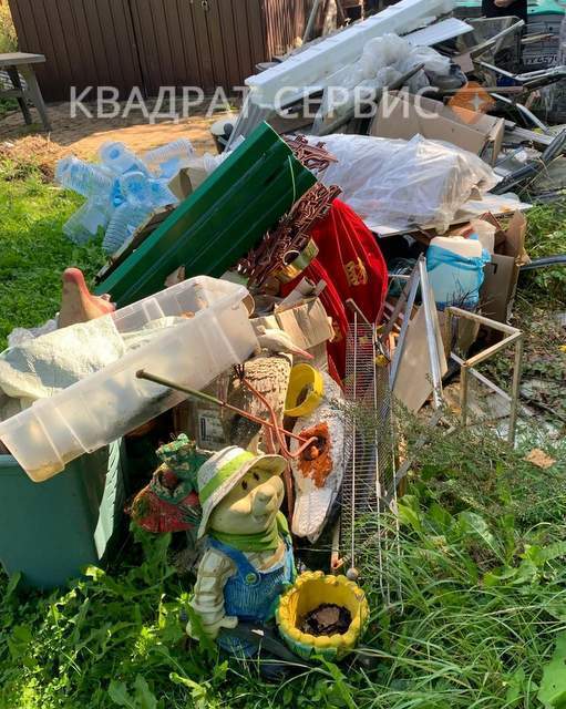 Бытовой мусор на участке в СНТ в районе Кокошкино