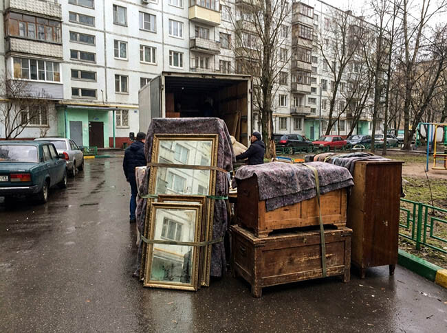 Старые зеркала и тумбы во дворе дома на вывоз