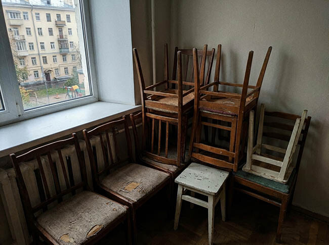Старые стулья и табуреты к вывозу на свалку