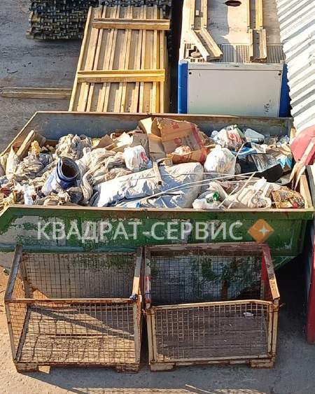 Строительный мусор в контейнере 8 м3 на строительной площадке