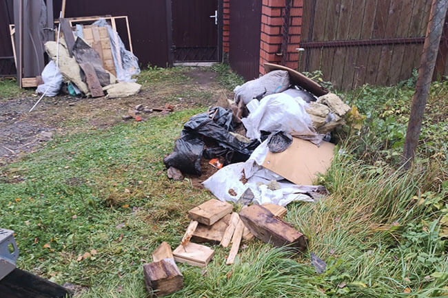 Мусор на дачном участке 