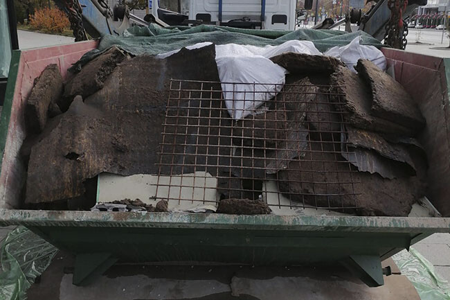 Мусор, загруженный в бункер 8 м3 на улице в Москве