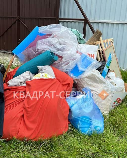 Бытовой мусор и хлам на участке Бытовой мусор и хлам на участке картинка