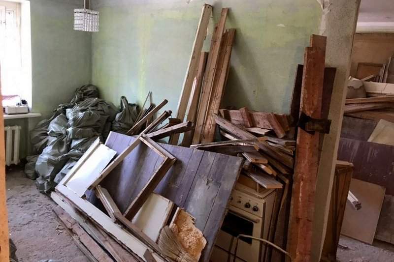 строительный и бытовой мусор в квартире картина