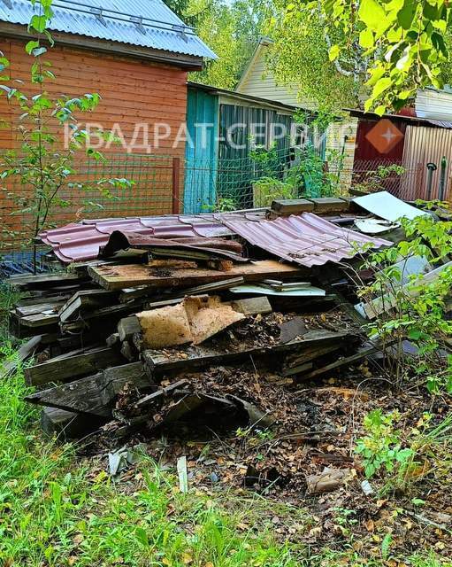 Строительные отходы после разборки здания на дачном участке