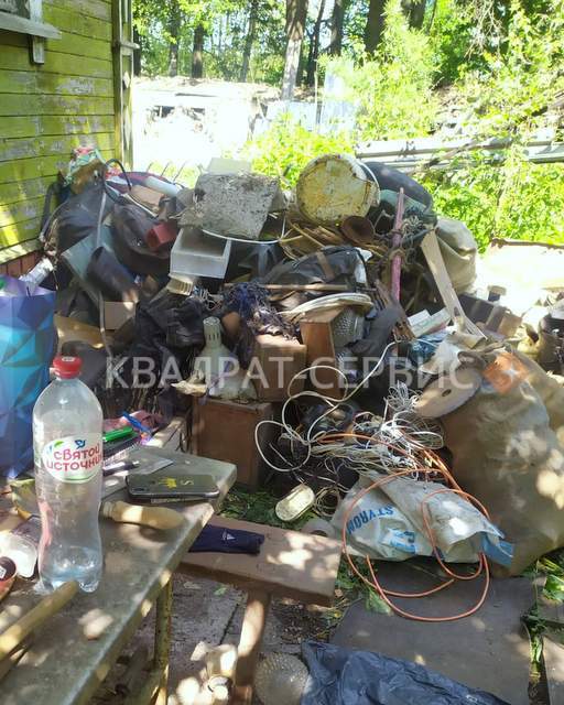 Бытовой мусор и хлам на участке Бытовой мусор и хлам на участке картинка