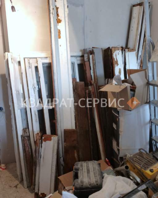 Старые окна после демонтажа Старые окна после демонтажа картинка