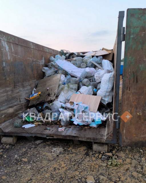 Контейнере 27 м3 наполовину загруженный мусором