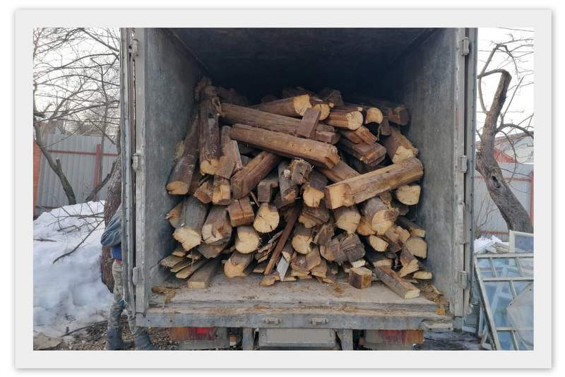 погрузка старых бревен в газель картинка