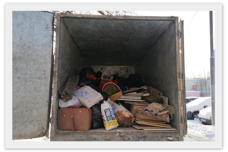 бытовой мусор и хлам в машине картинка