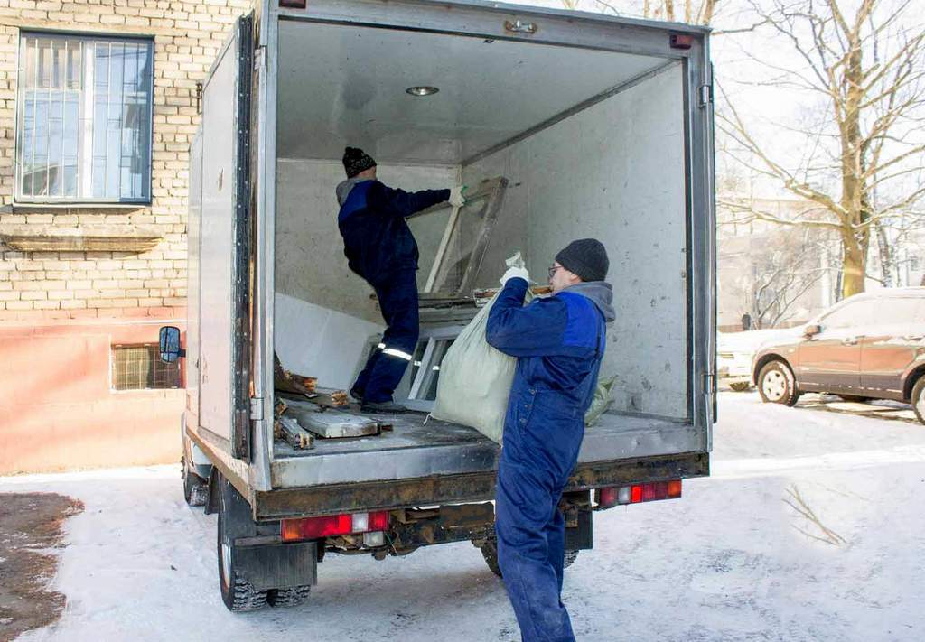 погрузка мусора грузчиками картинка