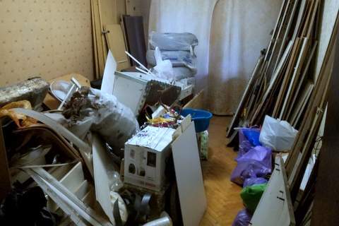 Бытовой мусор и хлам в квартире картинка