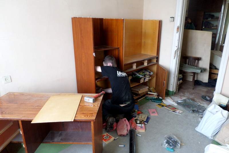 демонтаж старой мебели грузчиками картинка