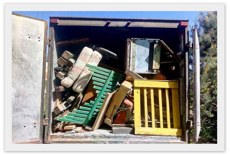 старая мебель и хлам в газели картинка