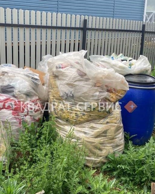 Отходы в мешках на участке картинка