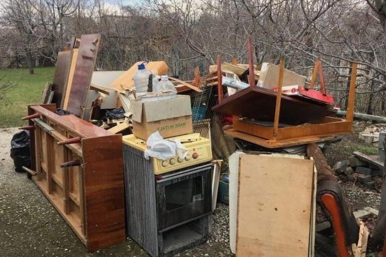 мебель и хлам на участке картинка
